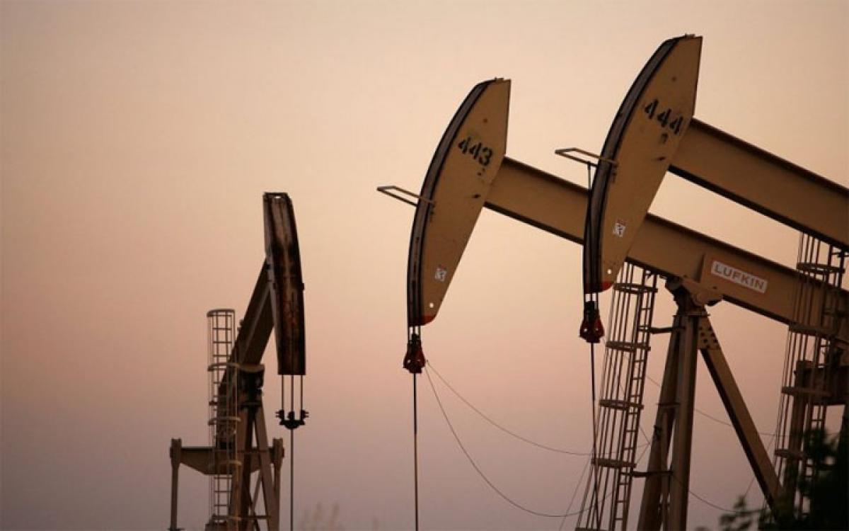 US stocks fall amid oil decline